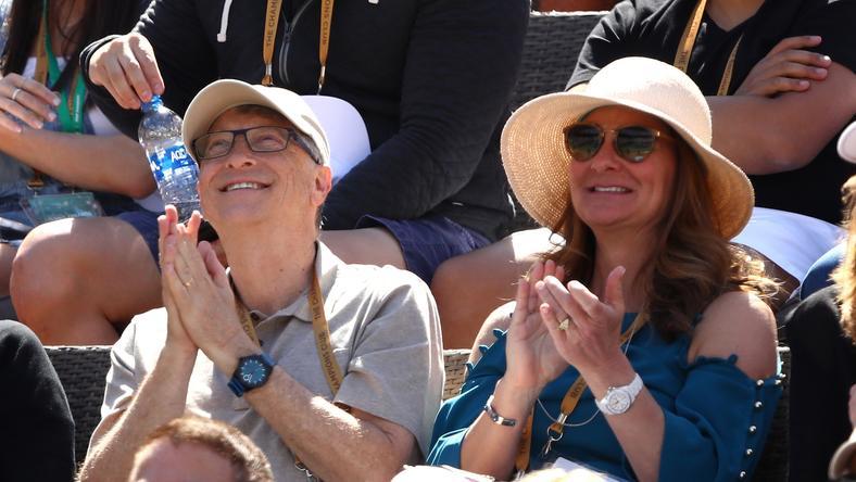 【虎嗅早报】微软董事会正调查盖茨与一名女性员工关系;特斯拉向新车主提供“驾驶考试”